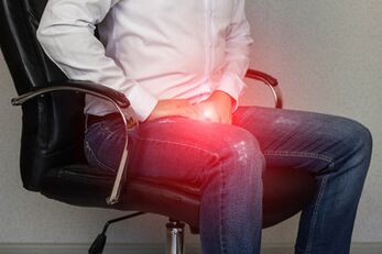 Un uomo con segni di prostatite